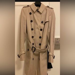 beautiful 100% authentic Burberry rain coat limited edition brand new